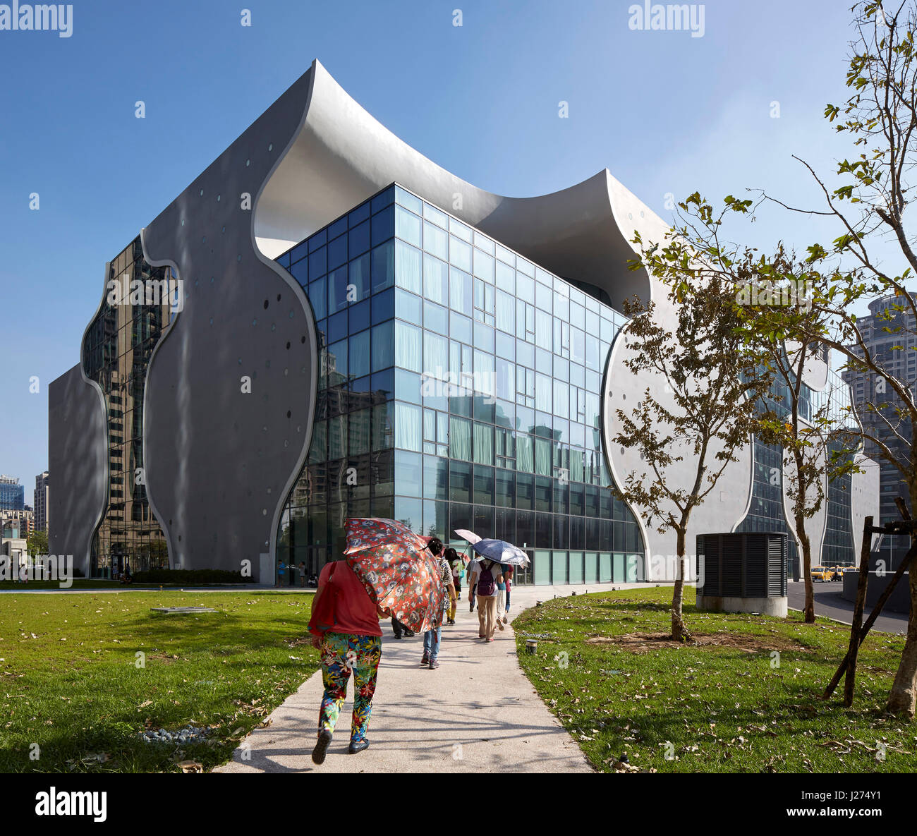 Vista complessiva dalla parte posteriore. Nazionale di Teatro di Taichung, Taichung, Cina. Architetto: Toyo Ito , 2016. Foto Stock Vista complessiva dalla parte posteriore. Nazionale di Teatro di Taichung, Taichung, Cina. Architetto: Toyo Ito , 2016. Foto Stock