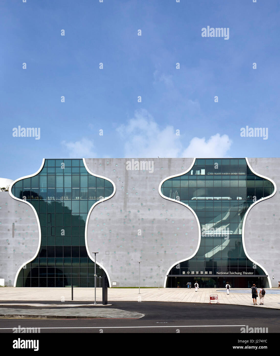 Vista complessiva dalla parte anteriore. Nazionale di Teatro di Taichung, Taichung, Cina. Architetto: Toyo Ito , 2016. Foto Stock