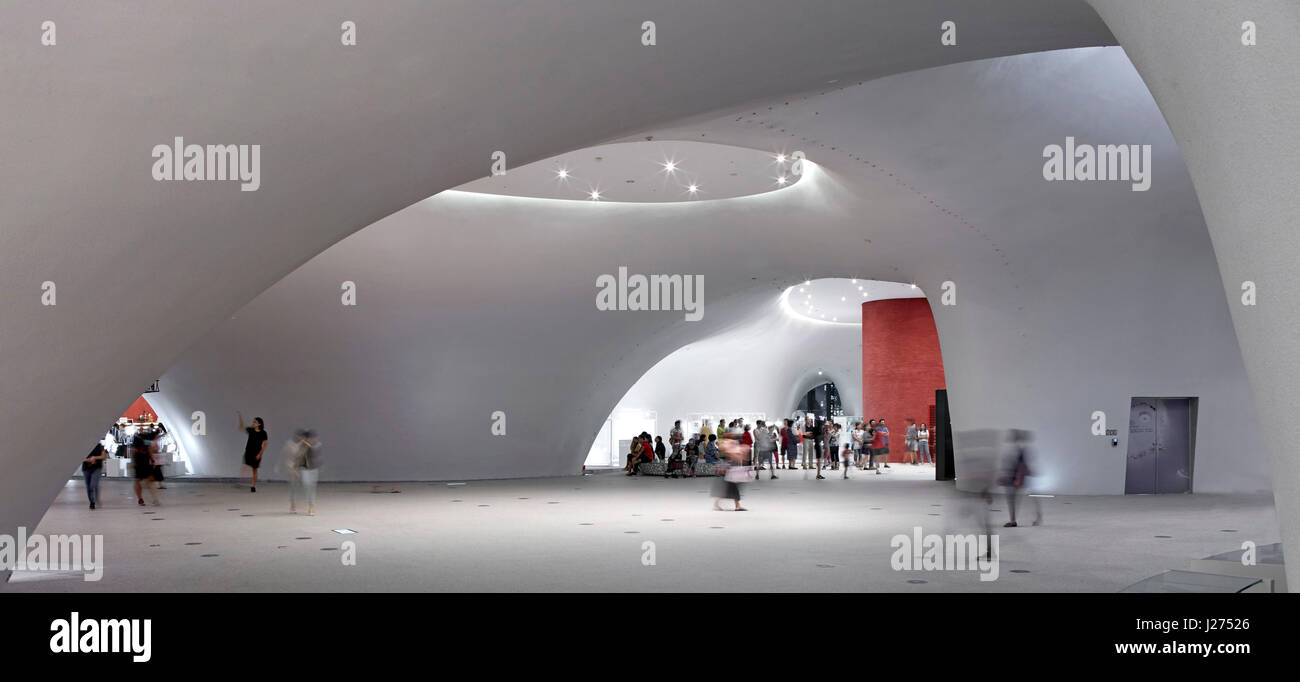 Area pubblica sul piano terra. Nazionale di Teatro di Taichung, Taichung, Cina. Architetto: Toyo Ito , 2016. Foto Stock