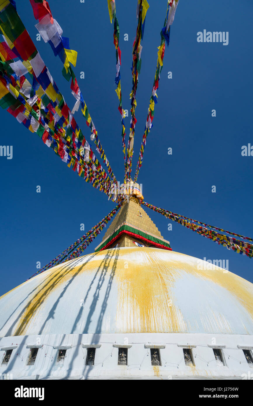 La bouda stupa è il centro di spiritualità buddista in città, l'edificio bianco è decorata da colorati tibetean prayerflags Foto Stock