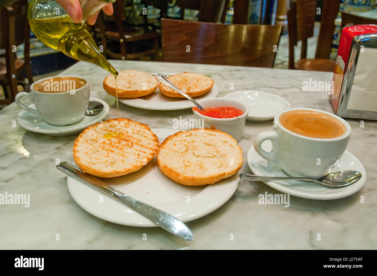 Prima colazione spagnola: pane tostato con olio di oliva e salsa di pomodoro e la tazza di caffè. Madrid, Spagna. Foto Stock