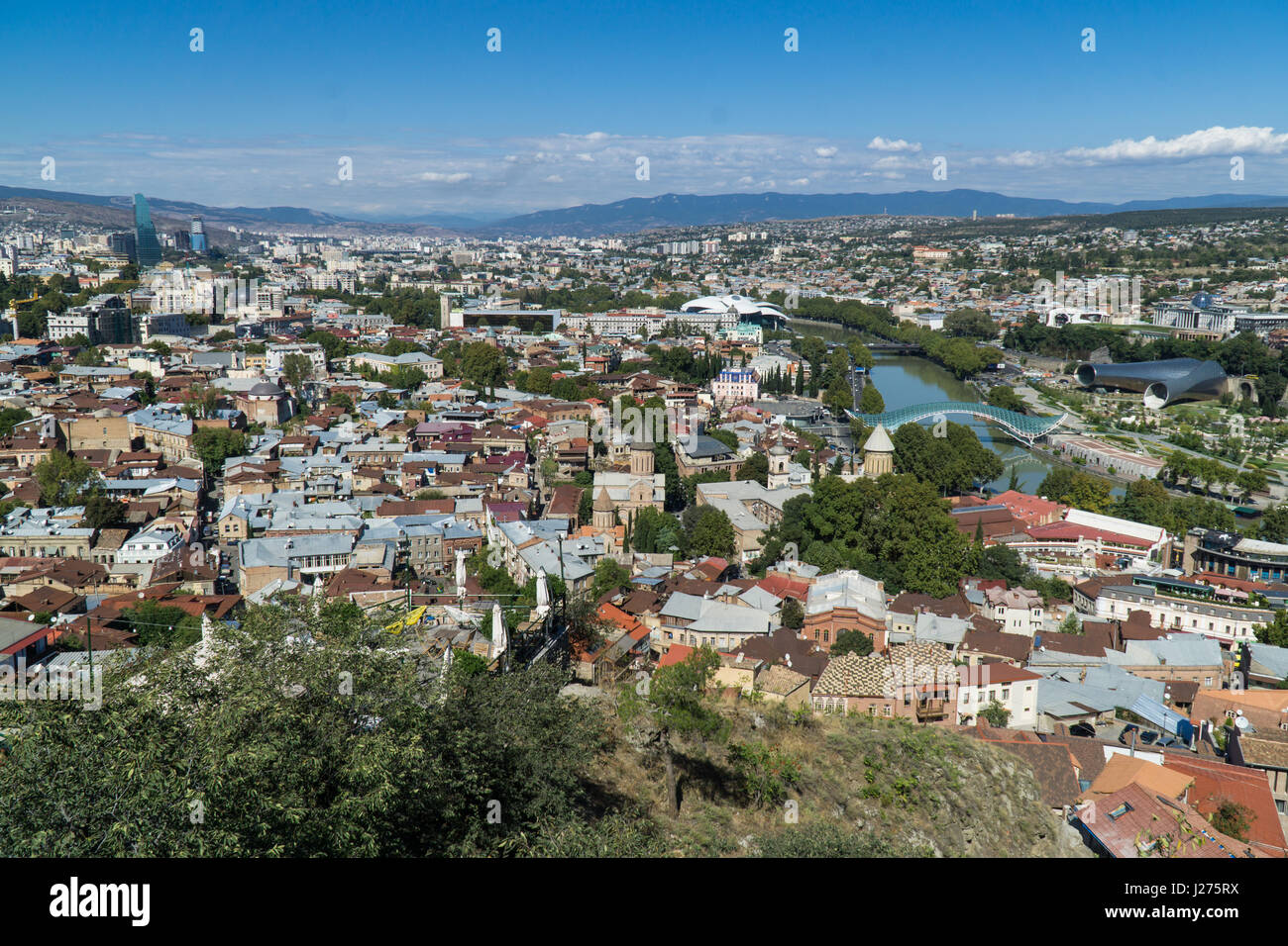 La città di Tbilisi antenna centrale vista dalla fortezza di Narikala, Georgia Foto Stock