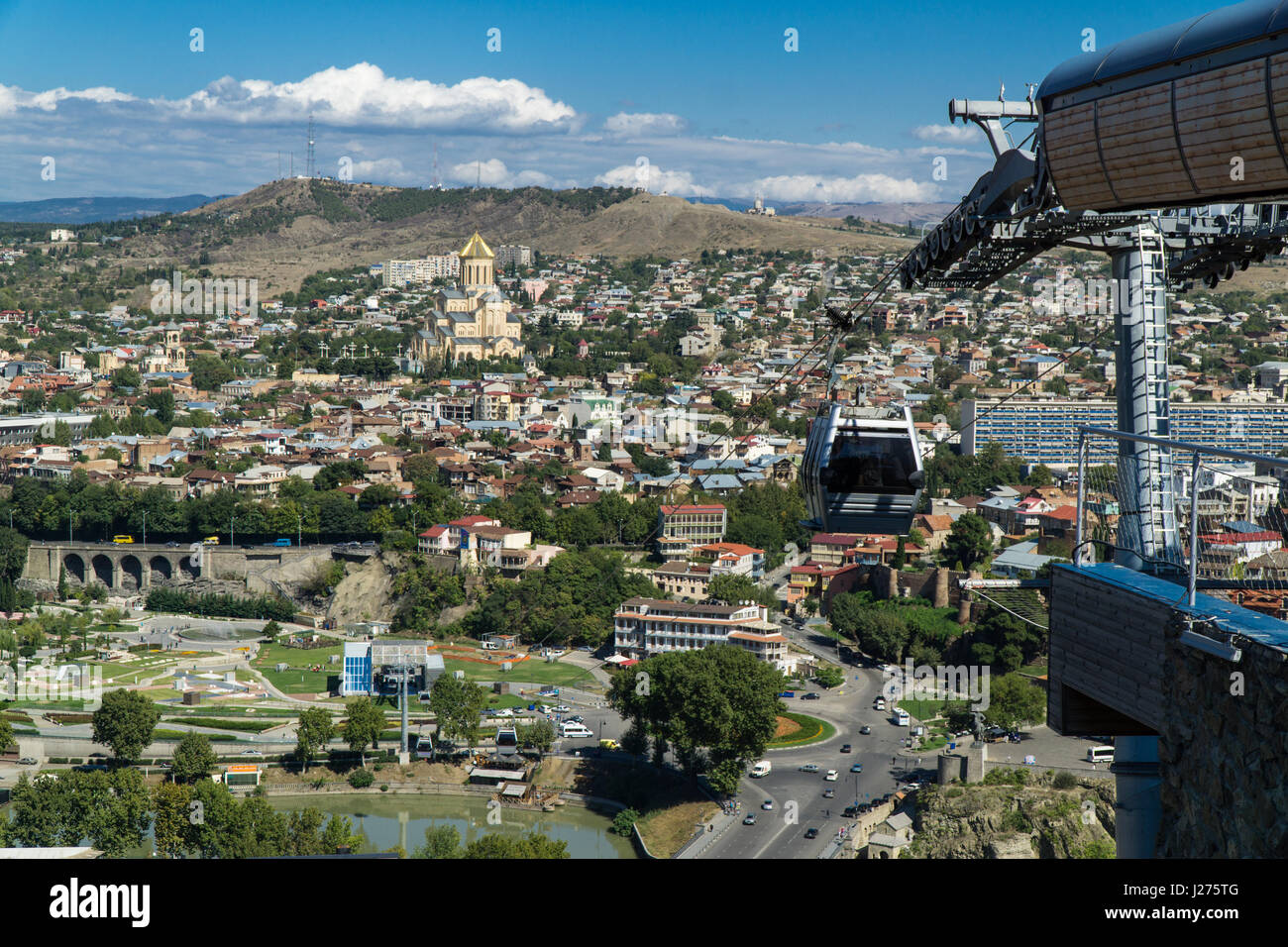 La città di Tbilisi antenna centrale vista dalla fortezza di Narikala, Georgia Foto Stock