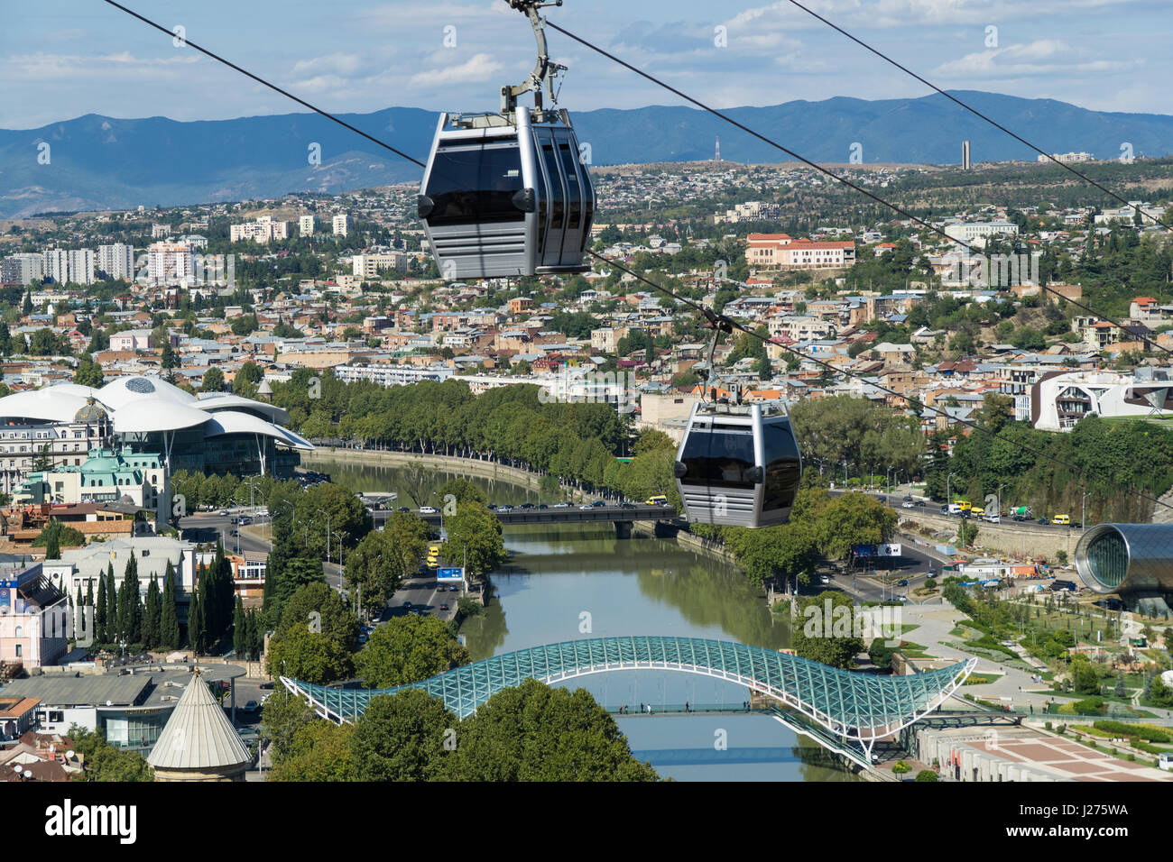 La città di Tbilisi antenna centrale vista dalla funivia, Georgia Foto Stock
