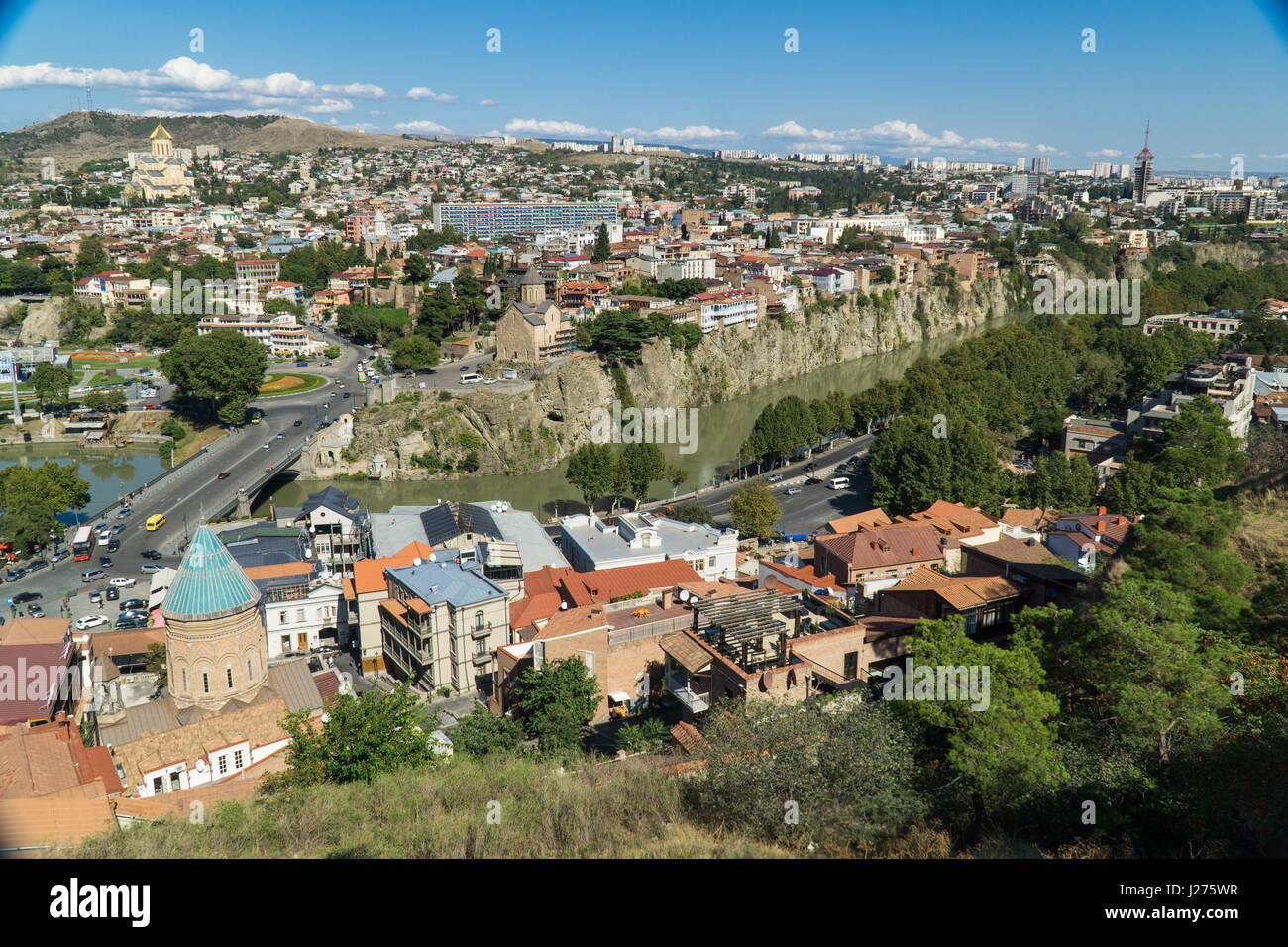 La città di Tbilisi antenna centrale vista dalla fortezza di Narikala, Georgia Foto Stock