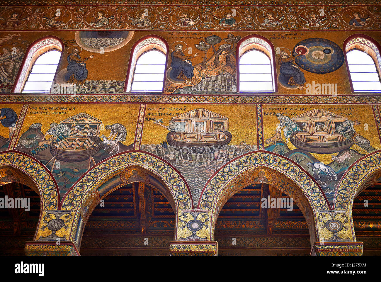 Parete Sud mosaici raffiguranti la bibliacl storia di Noè nell'Norman-Byzantine cattedrale medievale di Monreale, in provincia di Palermo, Sicilia, Italia. Foto Stock