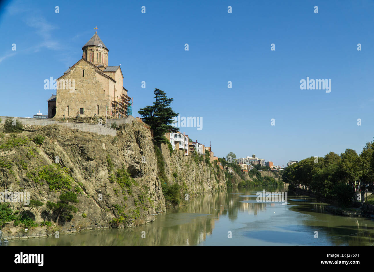 Vista della cattedrale Metekhis sopra il fiume Kura a Tbilisi city centre, Georgia Foto Stock