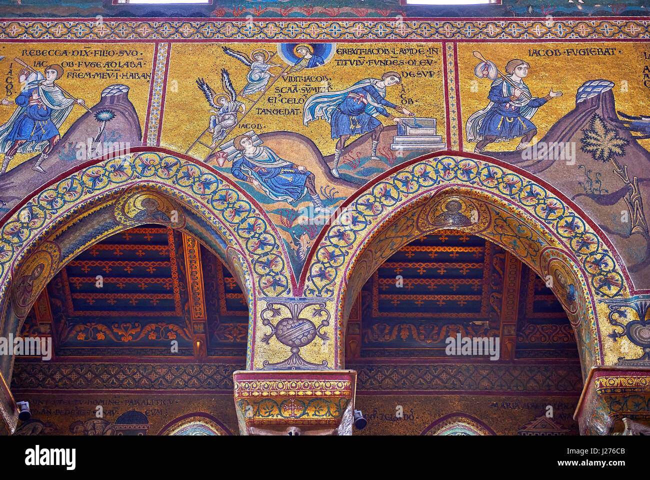 Parete Nord mosaici raffiguranti scene della Bibbia nella Norman-Byzantine cattedrale medievale di Monreale, in provincia di Palermo, Sicilia, Italia. Foto Stock