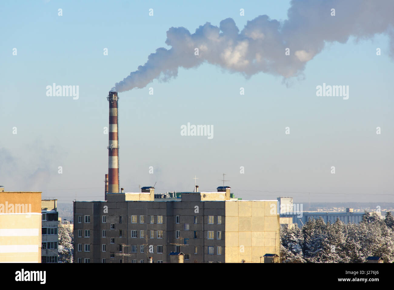 Actory camino fumi che inquinano l'aria sopra la città Foto Stock