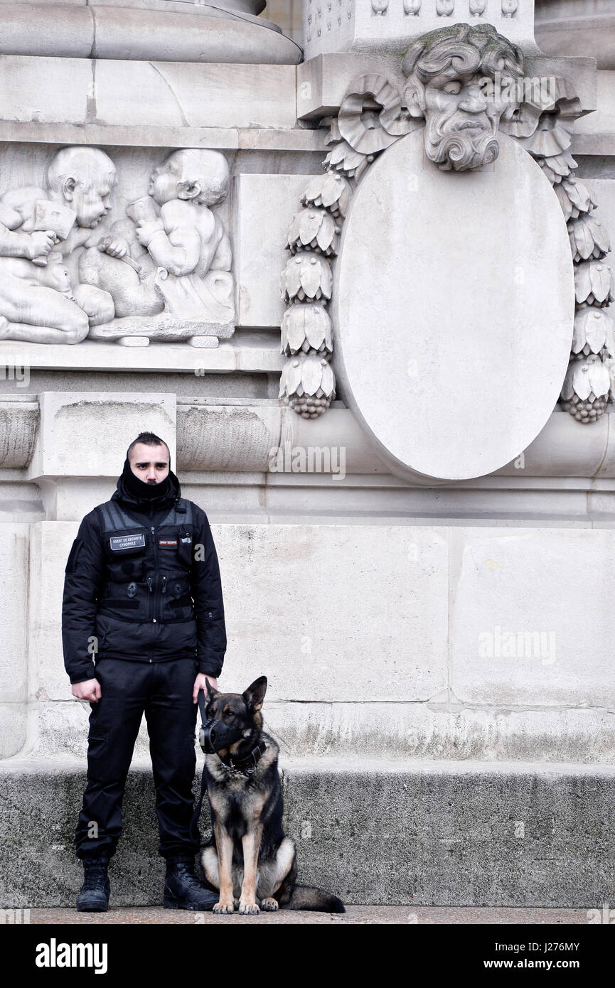 In street style® Chanel, pronto a indossare un/W il 2017-2018, le Grand-Palais, Parigi, Francia Foto Stock