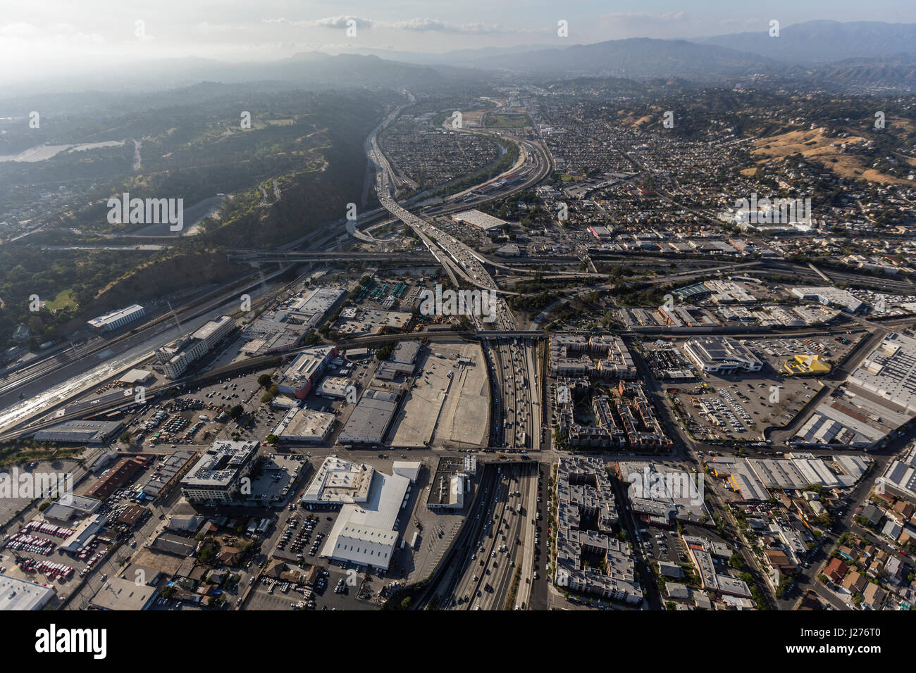 Vista aerea del Golden State 5 freeway in Lincoln Heights comunità di Los Angeles, California. Foto Stock