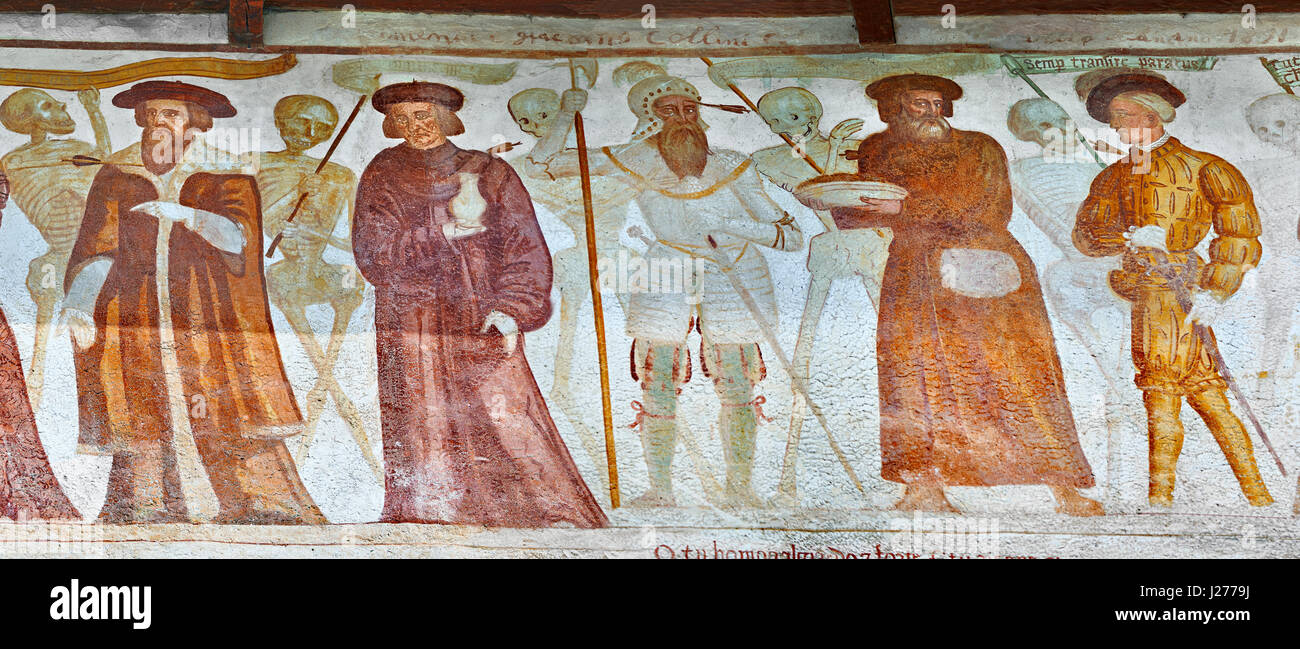 La Chiesa di San Vigilio a Pinzolo e i suoi dipinti ad affresco "Danza della morte" dipinta da Simone Baschenis di Averaria nel1539, Pinzolo, Trentino, Ital Foto Stock