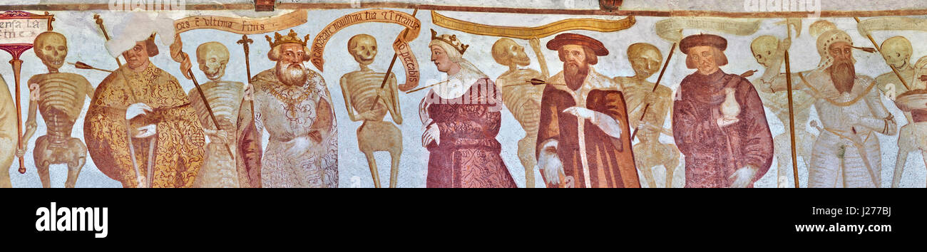 La Chiesa di San Vigilio a Pinzolo e i suoi dipinti ad affresco "Danza della morte" dipinta da Simone Baschenis di Averaria nel1539, Pinzolo, Trentino, Ital Foto Stock