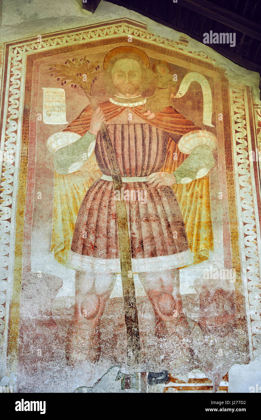Murale religiosa di San Cristoforo con Cristo sulle sue spalle da Dionislo Baschenis, datata 1493, sull'esterno della chiesa gotica di San Antonio Foto Stock