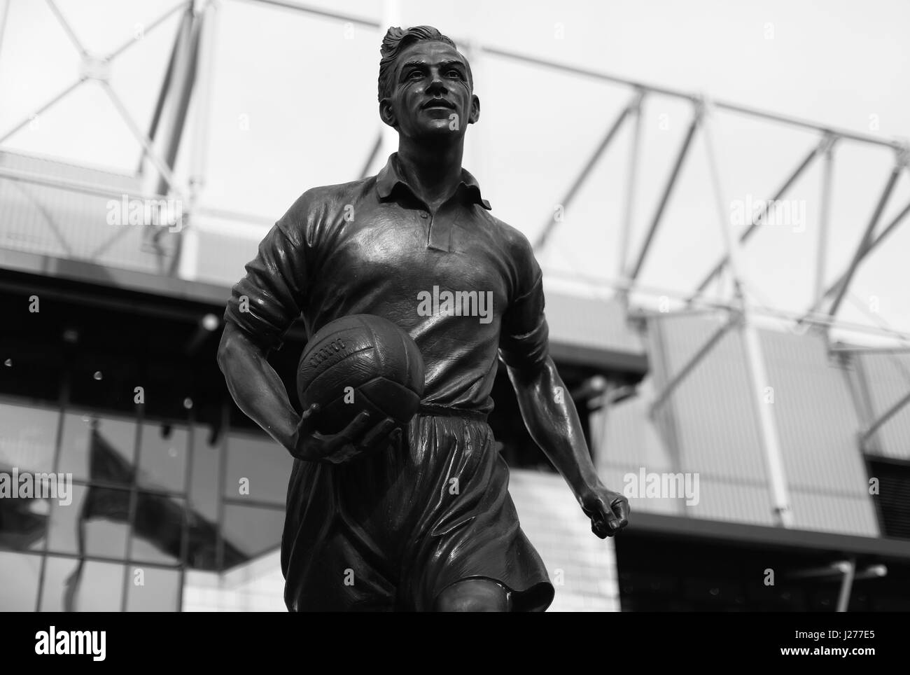 Billy Wright statua prima il cielo di scommessa match del campionato a Molineux Stadium, Wolverhampton. ***Nota del redattore immagine convertita in bianco e nero*** Foto Stock