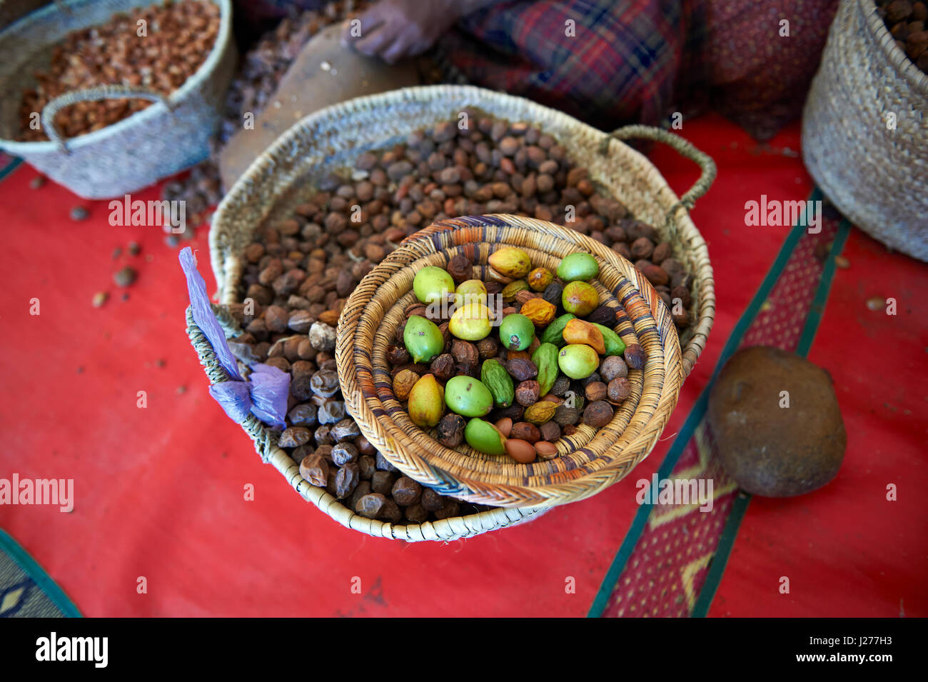 I dadi di Argan in cesti presso la cooperativa Marjana, Ounara, Essouira, Marocco Foto Stock