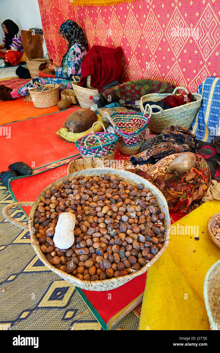 Le donne di cracking dadi Argan presso la cooperativa Marjana, Ounara, Essouira, Marocco Foto Stock
