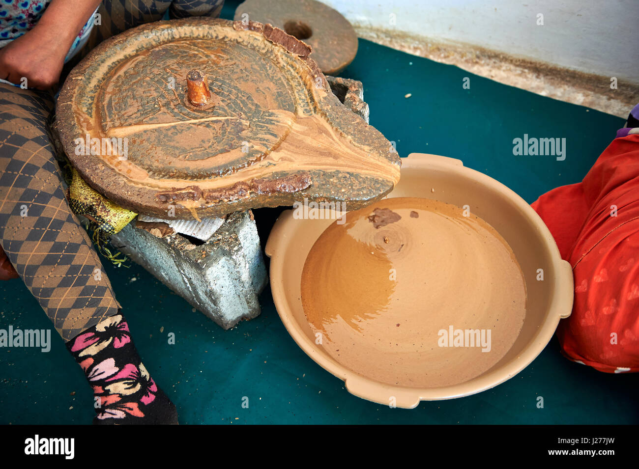 Pasta di argan del tostate su un lato miil. Cooperativa Marjana, Ounara, Essouira, Marocco Foto Stock
