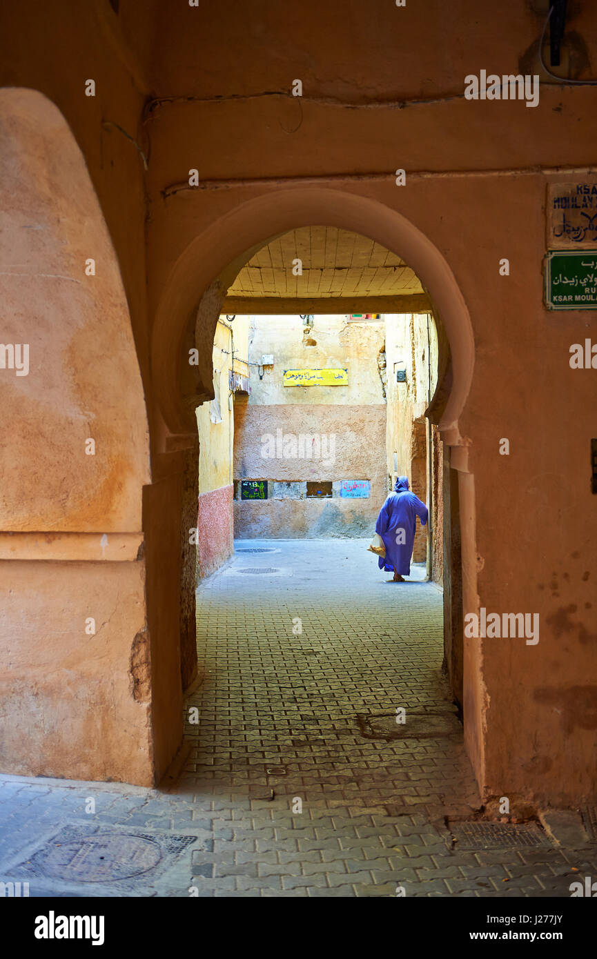Arabesque moresca di archi e passaggi pedonali undergrround della Medina. Un sito Patrimonio Mondiale dell'UNESCO .Meknes, Meknes-Tafilalet, Marocco. Foto Stock