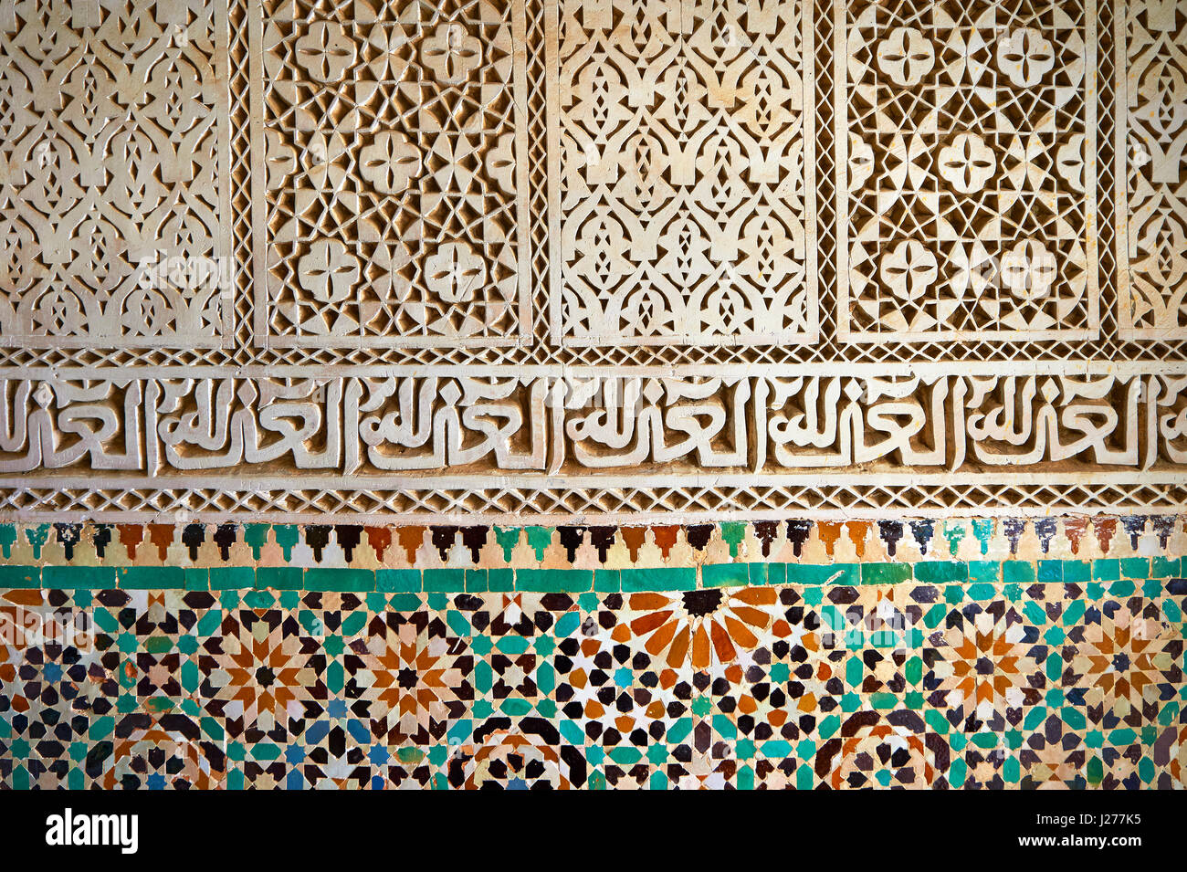 Berber Mocarabe nido lavoro decorazioni a stucco e Berber design piastrelle del Mauseleum di Moulay Ismaïl Ibn Sharif , Meknes Tafilalet, Marocco. Foto Stock