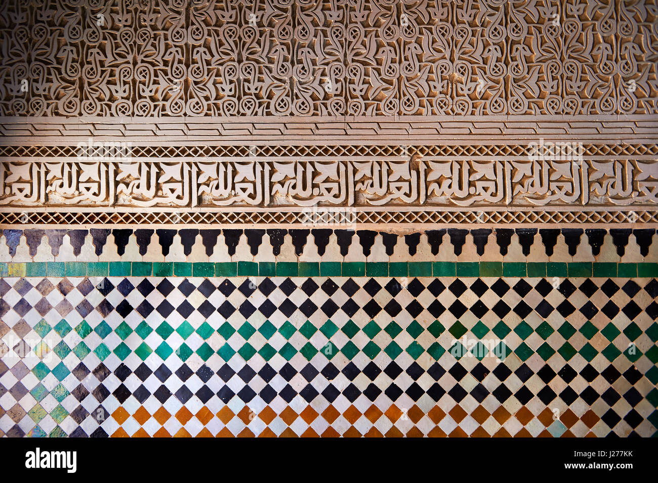Berber Mocarabe nido lavoro decorazioni a stucco e Berber design piastrelle del xvii secolo Berber Pavillion degli ambasciatori costruito sultano Moulay Foto Stock