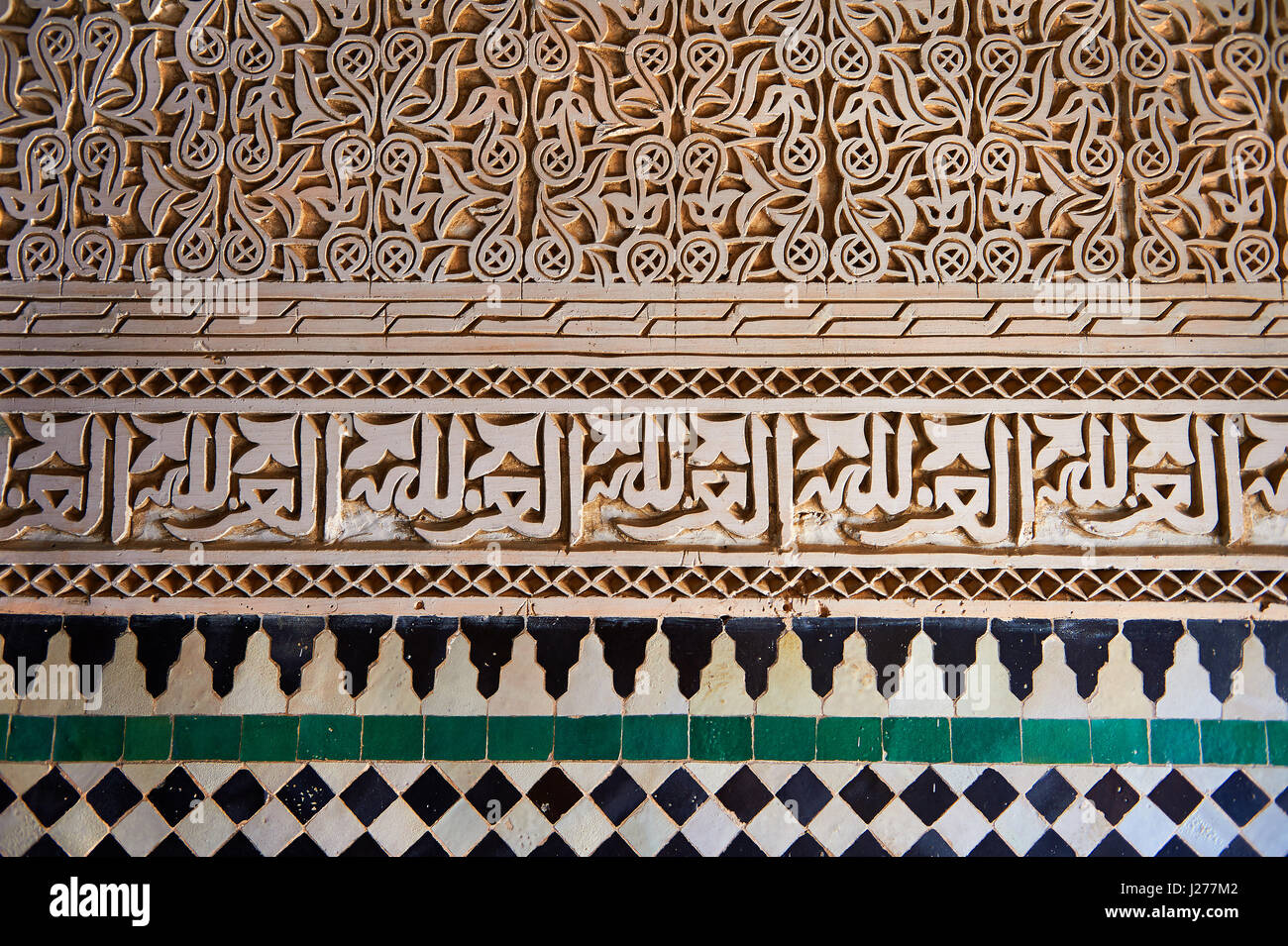 Berber Mocarabe nido lavoro decorazioni a stucco e Berber design piastrelle del xvii secolo Berber Pavillion degli ambasciatori costruito sultano Moulay Foto Stock