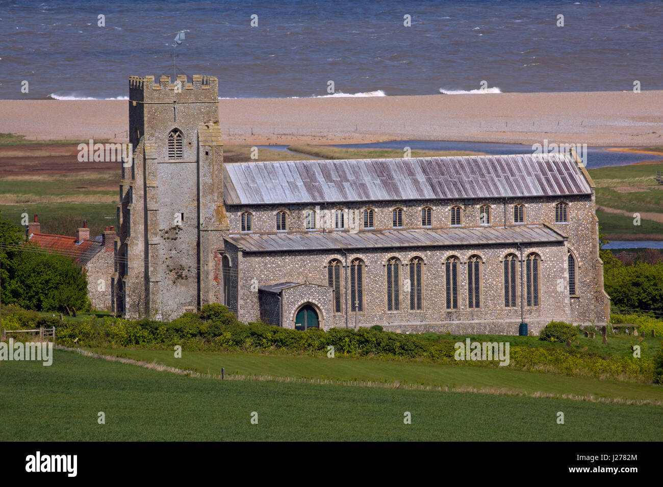 Salthouse chiesa e la Costa North Norfolk Foto Stock