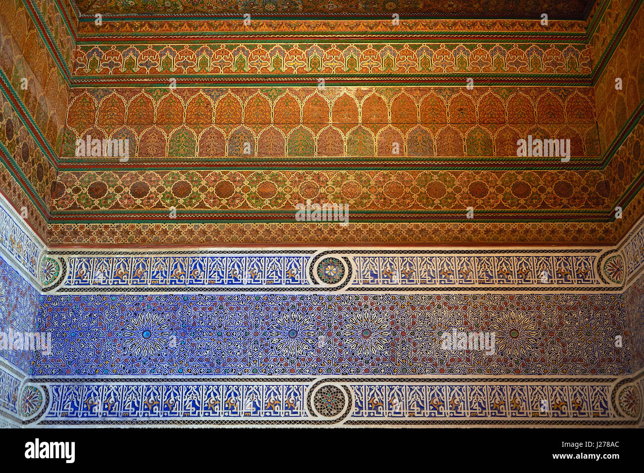 Berber Arabesque Zellige decorativi piastrelle e legno dipinto sul soffitto di Bou Ahmed's harem. Palazzo Bahia, Marrakech, Marocco Foto Stock