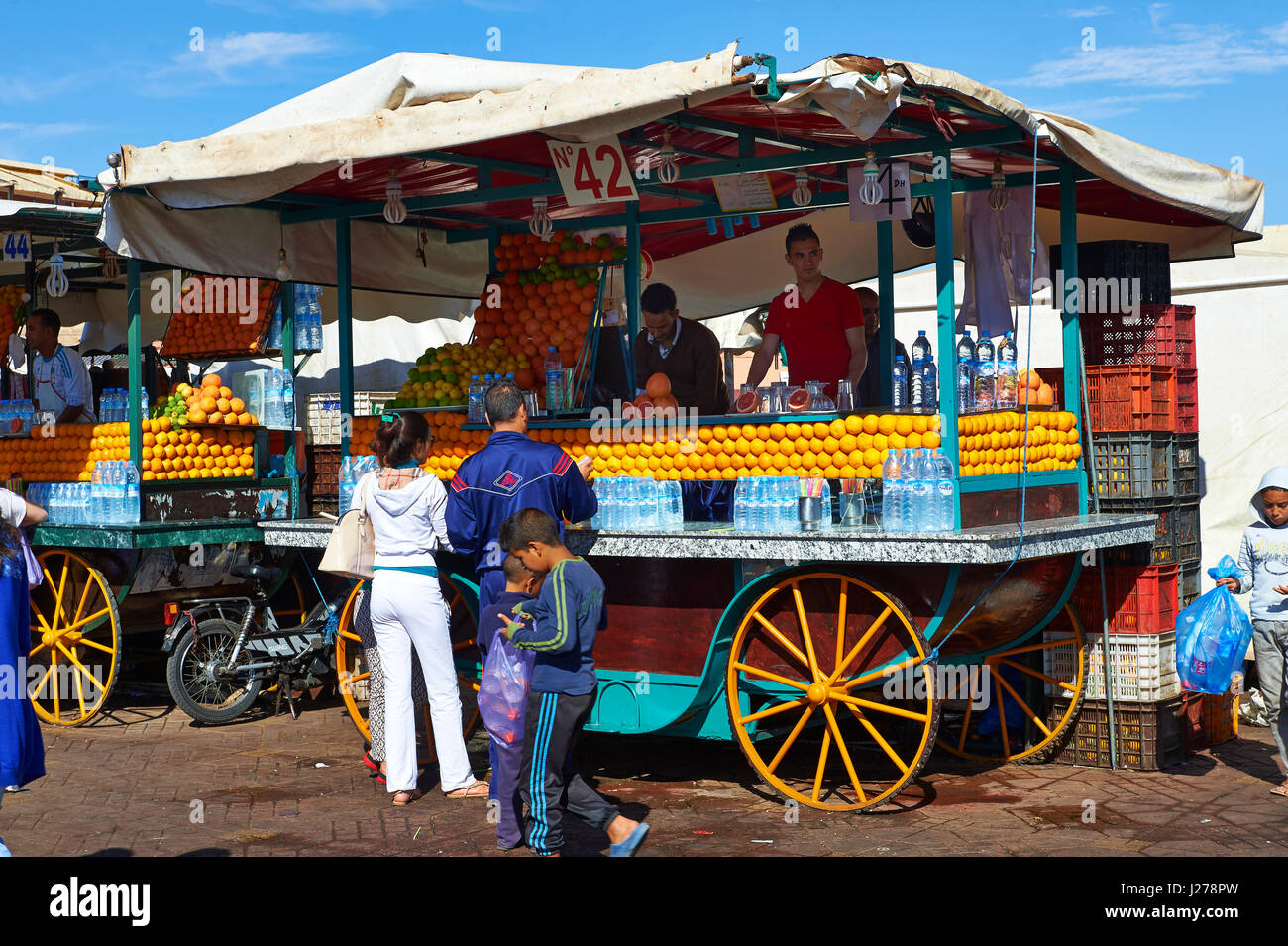 Chioschi in piazza Jemaa El Fnaa di Marrakech, Marocco Foto Stock
