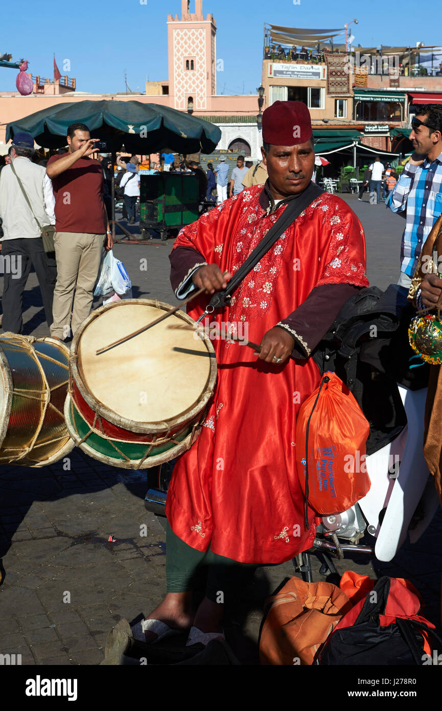 I musicisti in piazza Jemaa El Fnaa di Marrakech, Marocco Foto Stock