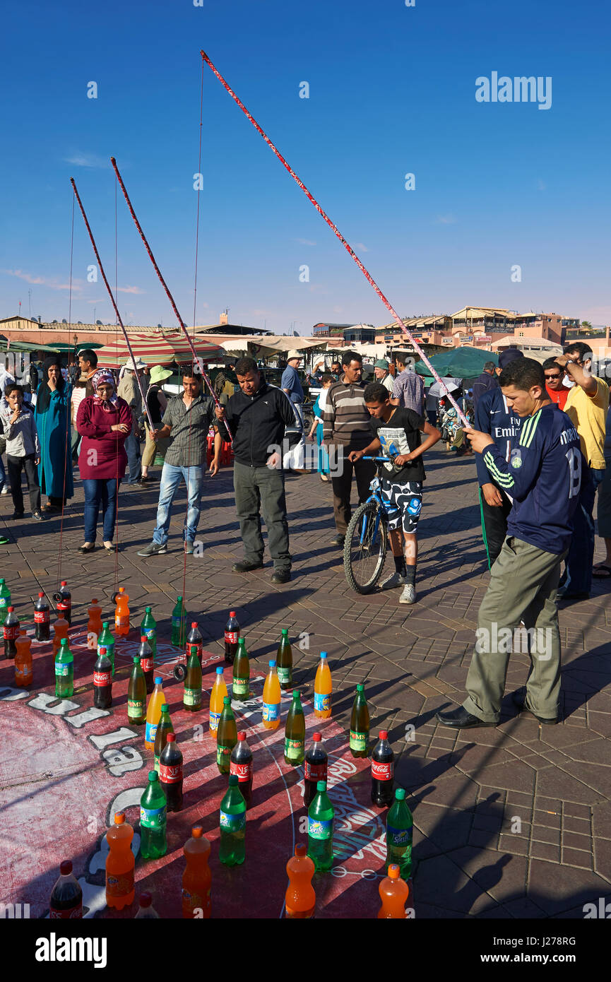 Persone rilassante in piazza Jemaa El Fnaa di Marrakech, Marocco Foto Stock