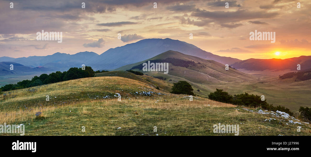 Tramonto sul pianoforte Grande, grande pianura, di Castelluccio di Norcia Parco Nazionale dei Monti Sibillini , Appennino, Umbria, Italia. Foto Stock