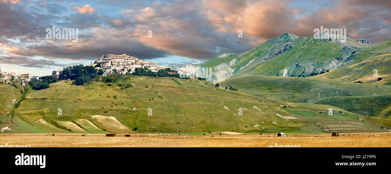 La città sulla collina di Castelluccio di Norcia Parco Nazionale dei Monti Sibillini , Appennino, Umbria, Italia. Foto Stock