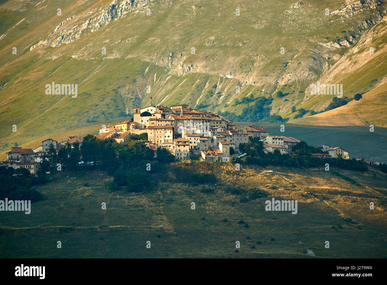 La città sulla collina di Castelluccio di Norcia Parco Nazionale dei Monti Sibillini , Appennino, Umbria, Italia. Foto Stock