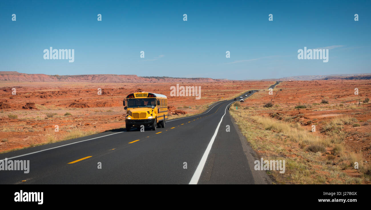Scuola bus sulla Highway 89, Grigio Mountain, Arizona, Stati Uniti d'America Foto Stock