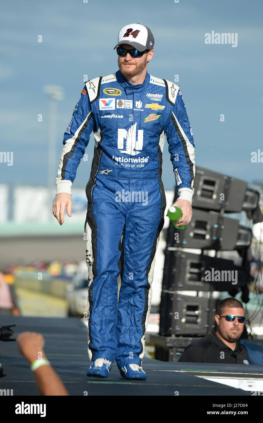 Homestead, FL, Stati Uniti d'America. 22 Novembre, 2017. Dale Earnhardt Jr durante le presentazioni del driver prima di cominciare la NASCAR Sprint Cup Series Ford EcoBoost 400 a Homestead-Miami Speedway su Novembre 22, 2015 a Homestead, Florida. Credito: Mpi04/media/punzone Alamy Live News Foto Stock