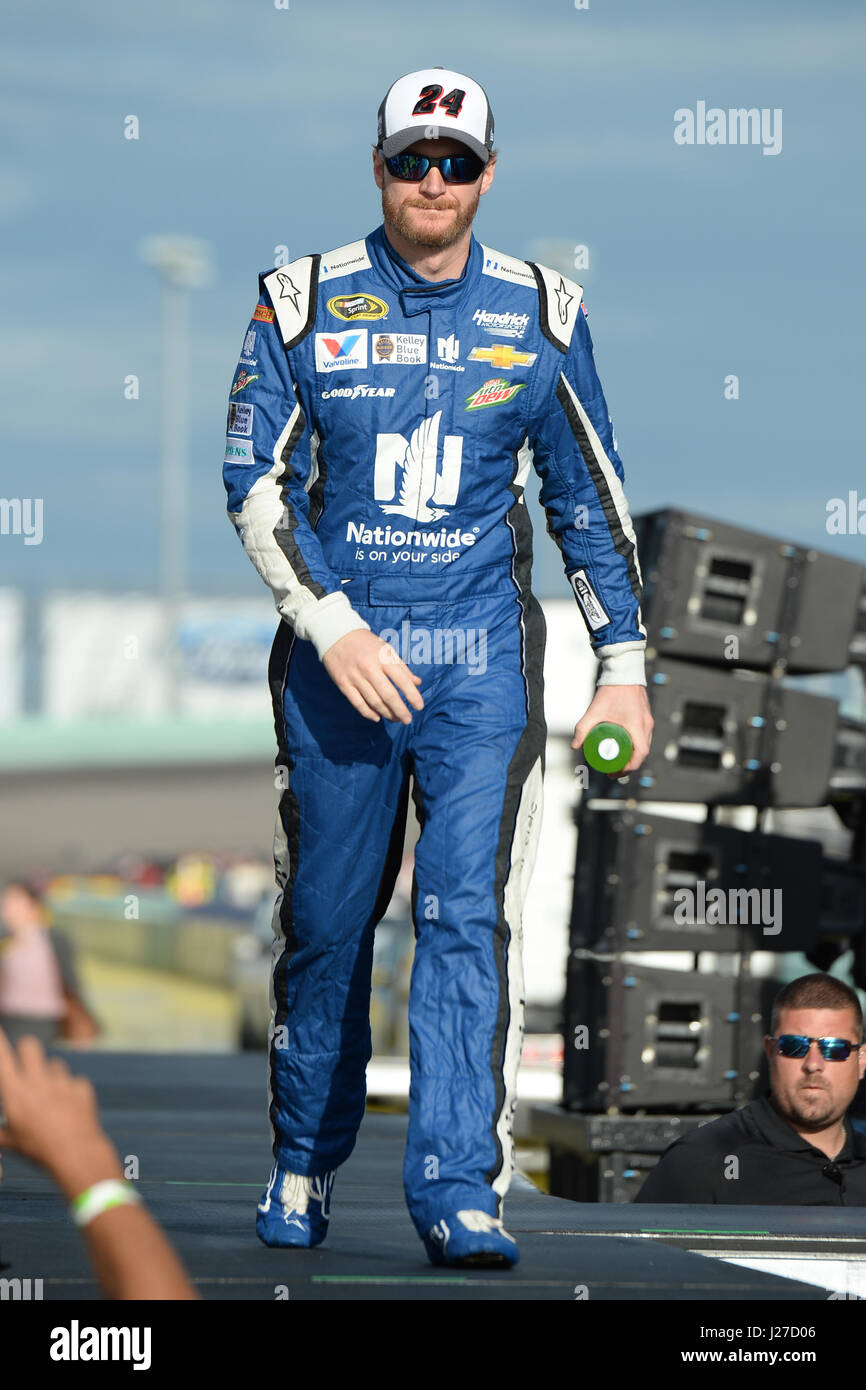 Homestead, FL, Stati Uniti d'America. 22 Novembre, 2017. Dale Earnhardt Jr durante le presentazioni del driver prima di cominciare la NASCAR Sprint Cup Series Ford EcoBoost 400 a Homestead-Miami Speedway su Novembre 22, 2015 a Homestead, Florida. Credito: Mpi04/media/punzone Alamy Live News Foto Stock