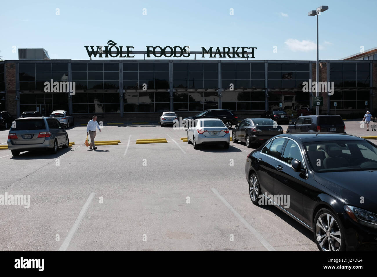 Dallas, Texas, Stati Uniti d'America. Xxv Aprile, 2017. Un vuoto per la maggior parte molto poco prima di mezzogiorno a Dallas, TX illustra il motivo per cui il Financial Times ha riportato lunedì che Whole Foods è un possibile obiettivo di acquisizione per Albertson's. Whole Foods, fondata nel 1978 ad Austin in Texas, con 462 sedi in Nord America e Regno Unito, ha subito una diminuzione delle vendite e e recentemente abbassato le proiezioni. Credito: Keith Adamek/Alamy Live News Foto Stock