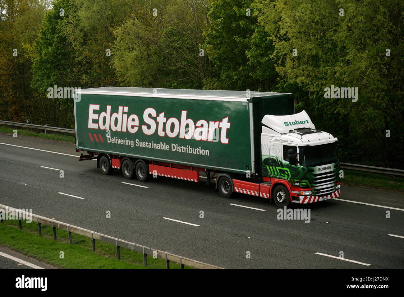 Londra, Regno Unito. Xxv Aprile, 2017. Eddie Stobart Scania articualted carrello. Eddie Stobart logistica oggi hanno fatto galleggiare sul London Stock Exchange nel mercato junior. Il denaro raccolto dall'offerta pubblica iniziale (IPO) consentirà la famosa autotrasporti e logistica marca per perseguire la crescita. Un trattore Scania carrello unità tirando una lunghezza extra alta capacità semi rimorchio: 25 Aprile 2017 Credit: STUART WALKER/Alamy Live News Foto Stock