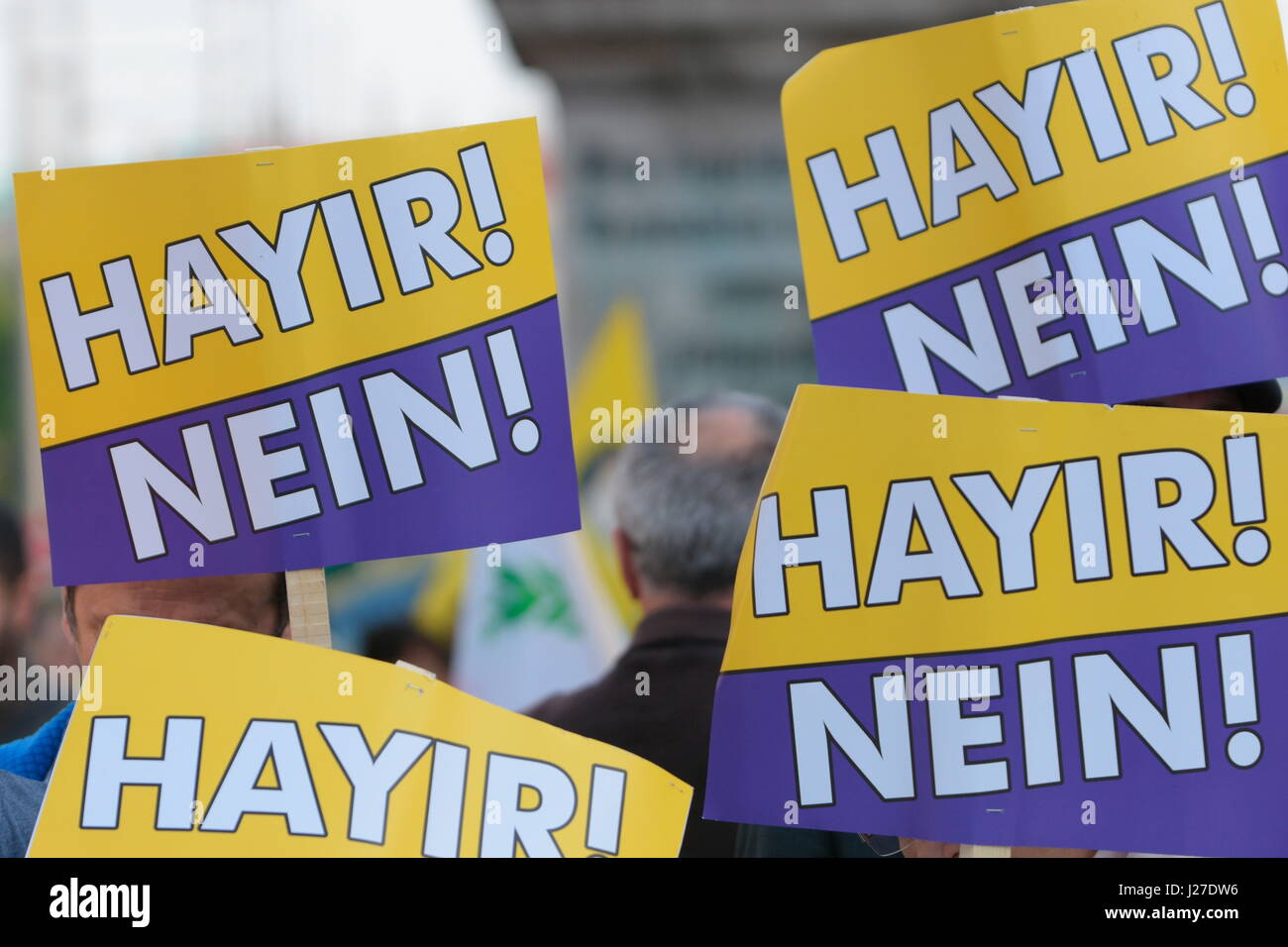 Vienna, Austria. Xxv Aprile, 2017. Curdi turchi a Vienna in segno di protesta contro la presunta manipolazione del referendum in Turchia. Essi detengono pannelli con la scritta Erdogan è un terrorista e Hayir per No. Credito: Franz Perc / Alamy Live News Foto Stock