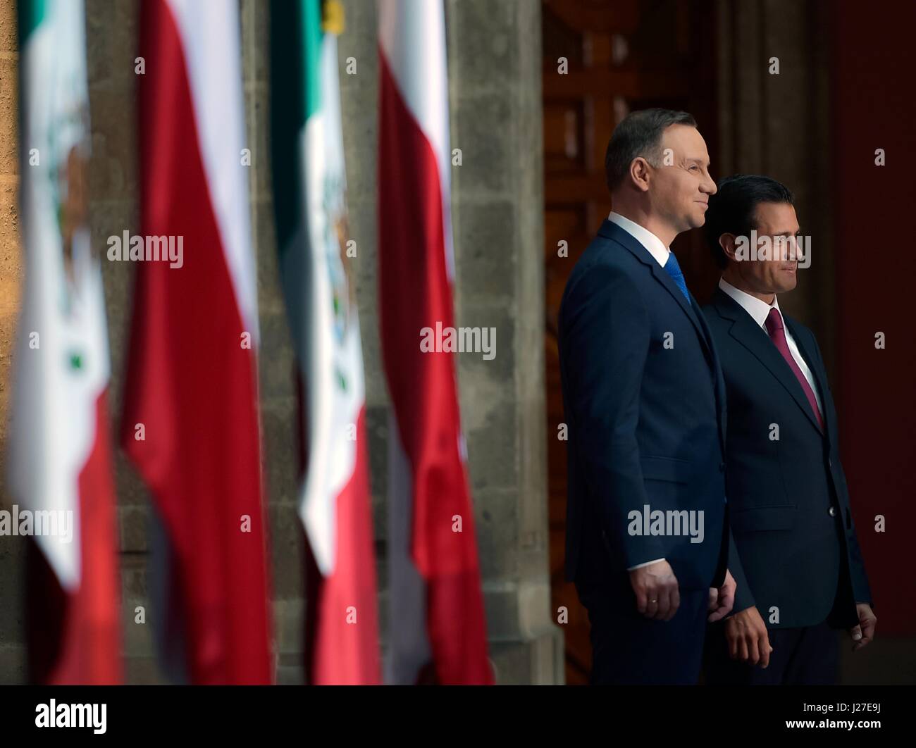 Il Presidente messicano Enrique Peña Nieto, destra, si erge con il Presidente polacco Andrzej Duda durante una firma bilaterale cerimonia al Palazzo Nazionale Aprile 24, 2017 a Città del Messico. Foto Stock