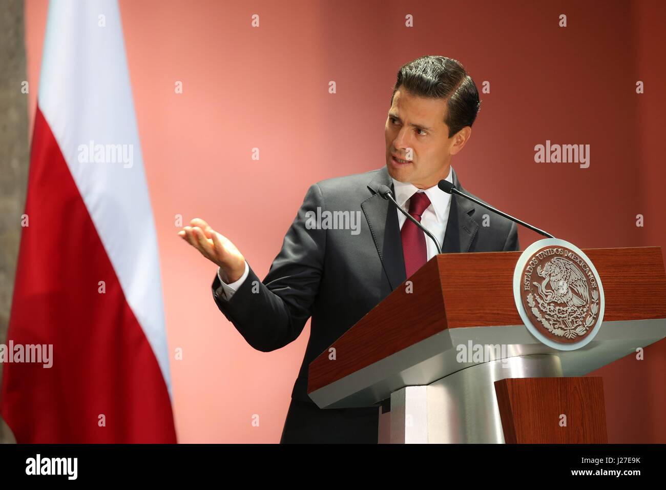 Il Presidente messicano Enrique Peña Nieto nel corso di una conferenza stampa congiunta con il Presidente polacco Andrzej Duda presso il National Palace Aprile 24, 2017 a Città del Messico. Foto Stock