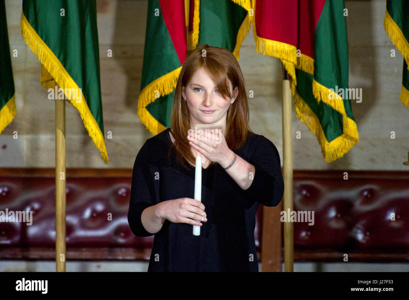 Shira Godin, uno studente del secondo anno al Charles E. Smith Jewish Day School in Rockville, Maryland, partecipa a una candela cerimonia di illuminazione seguente il Presidente degli Stati Uniti, Trump's commento alla commemorazione nazionale dei giorni della cerimonia di ricordo nella rotonda del Campidoglio degli Stati Uniti in Washington, DC martedì, 25 aprile 2017. Il rispetto è parte del più ampio di Yom HaShoah o olocausto Giorno del Ricordo di cerimonie in tutto il mondo. Credito: Ron Sachs/CNP - nessun filo servizio- foto: Ron Sachs/consolidato Notizie Foto/Ron Sachs - CNP Foto Stock