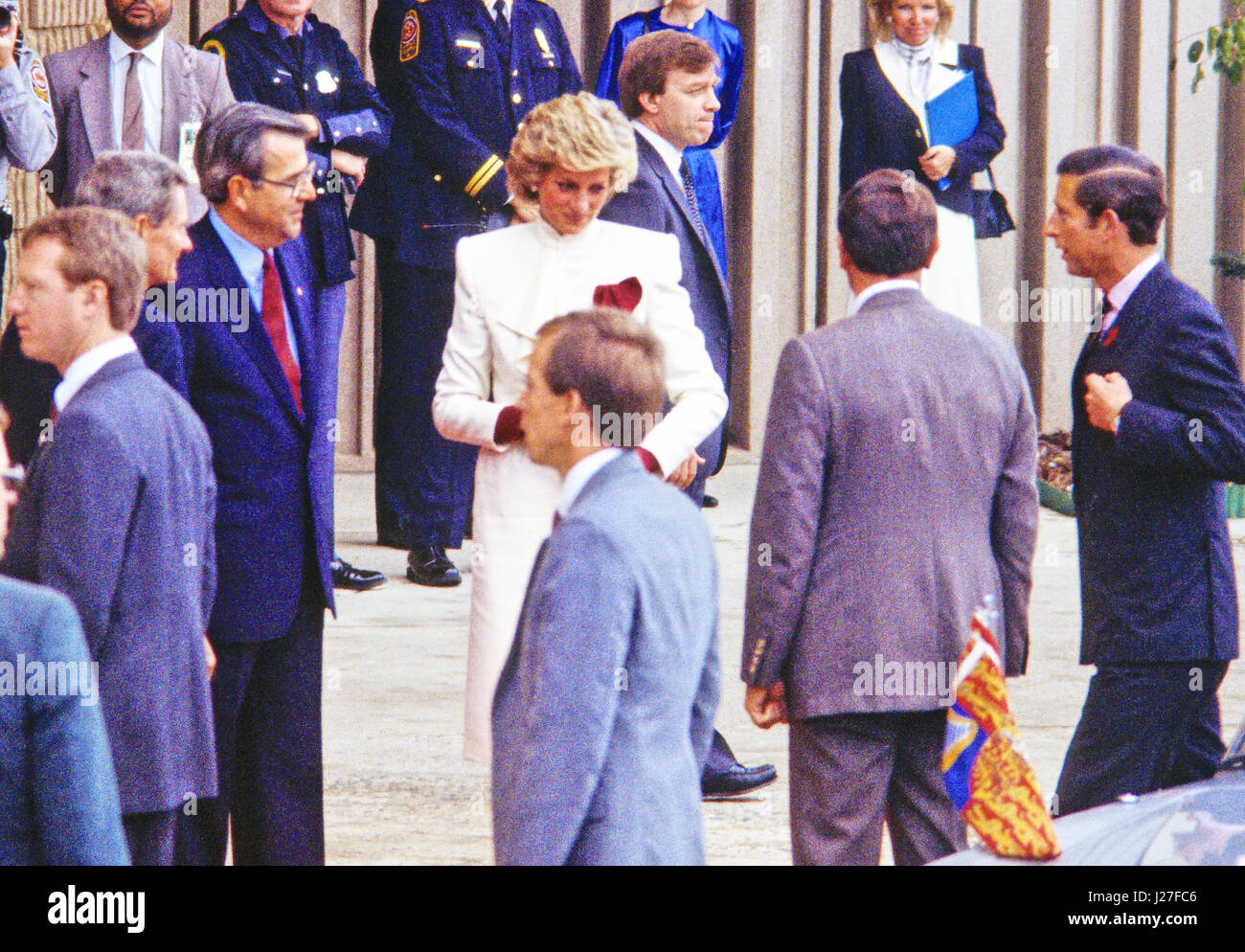 La principessa Diana e il Principe Carlo sono accolti dal Presidente e Presidente di J.C. Penney William Howell e il dottor David Miller come essi arrivano presso il department store in Springfield, in Virginia, il 11 novembre 1985. Il principe e la principessa erano presso il negozio touring il suo 'Best of Britain' vendita di merce. Credito: Howard L. Sachs / CNP - nessun filo servizio- foto: Howard L. Sachs/consolidato Notizie Foto/Howard L. Sachs - CNP Foto Stock