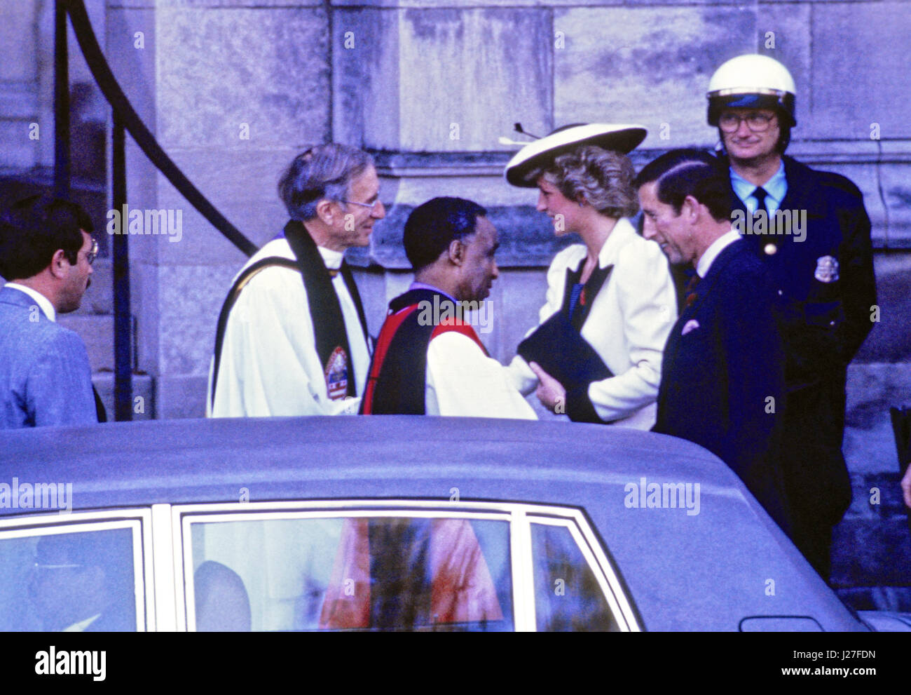 Il principe Carlo e la Principessa Diana sono accolti al loro arrivo presso la Cattedrale Nazionale di Washington a Washington, DC dal reverendo John Walker e il Rev.do Charles Perry il 10 novembre 1985. Credito: Arnie Sachs/CNP - nessun filo servizio- foto: Arnie Sachs/consolidato Notizie Foto/Arnie Sachs - CNP Foto Stock