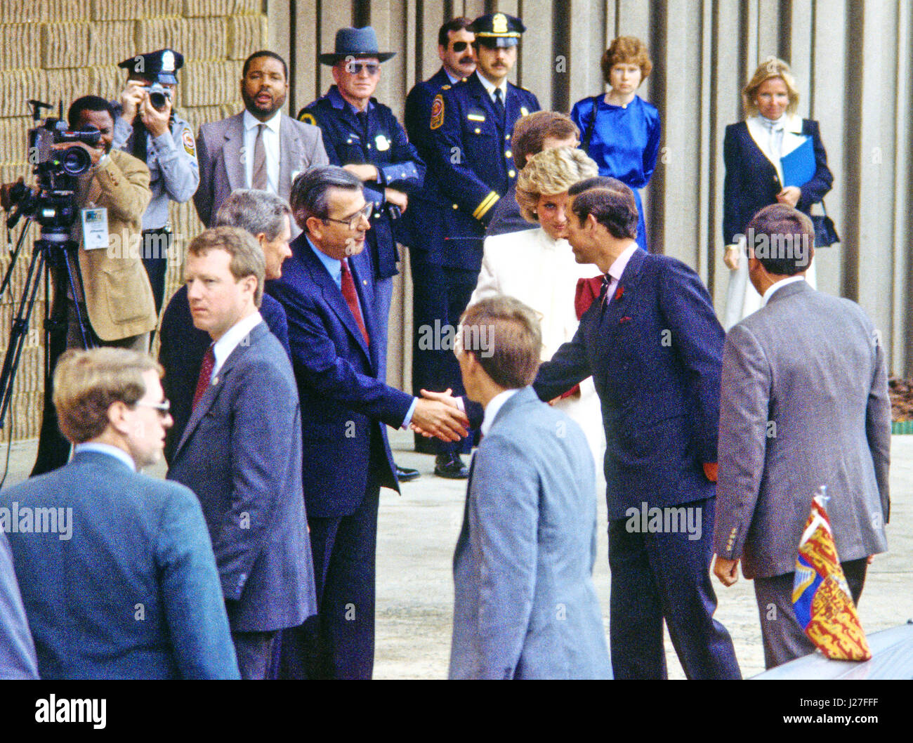 La principessa Diana e il Principe Carlo sono accolti dal Presidente e Presidente di J.C. Penney William Howell e il dottor David Miller come essi arrivano presso il department store in Springfield, in Virginia, il 11 novembre 1985. Il principe e la principessa erano presso il negozio touring il suo 'Best of Britain' vendita di merce. Credito: Howard L. Sachs / CNP - nessun filo servizio- foto: Howard L. Sachs/consolidato Notizie Foto/Howard L. Sachs - CNP Foto Stock