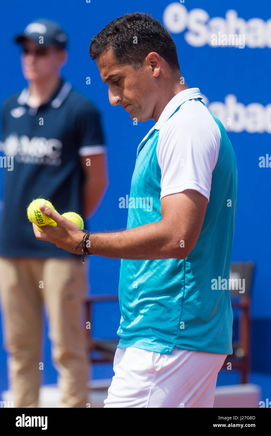 Barcellona, Spagna. Xxv Aprile, 2017. Lo spagnolo giocatore di tennis Nicolas ALMAGRO durante un secondo round gioco contro Alexander Zverev a "Barcelona Open Banc Sabadell - Trofeo Conde de Godó'. Credito: David Grau/Alamy Live News. Foto Stock