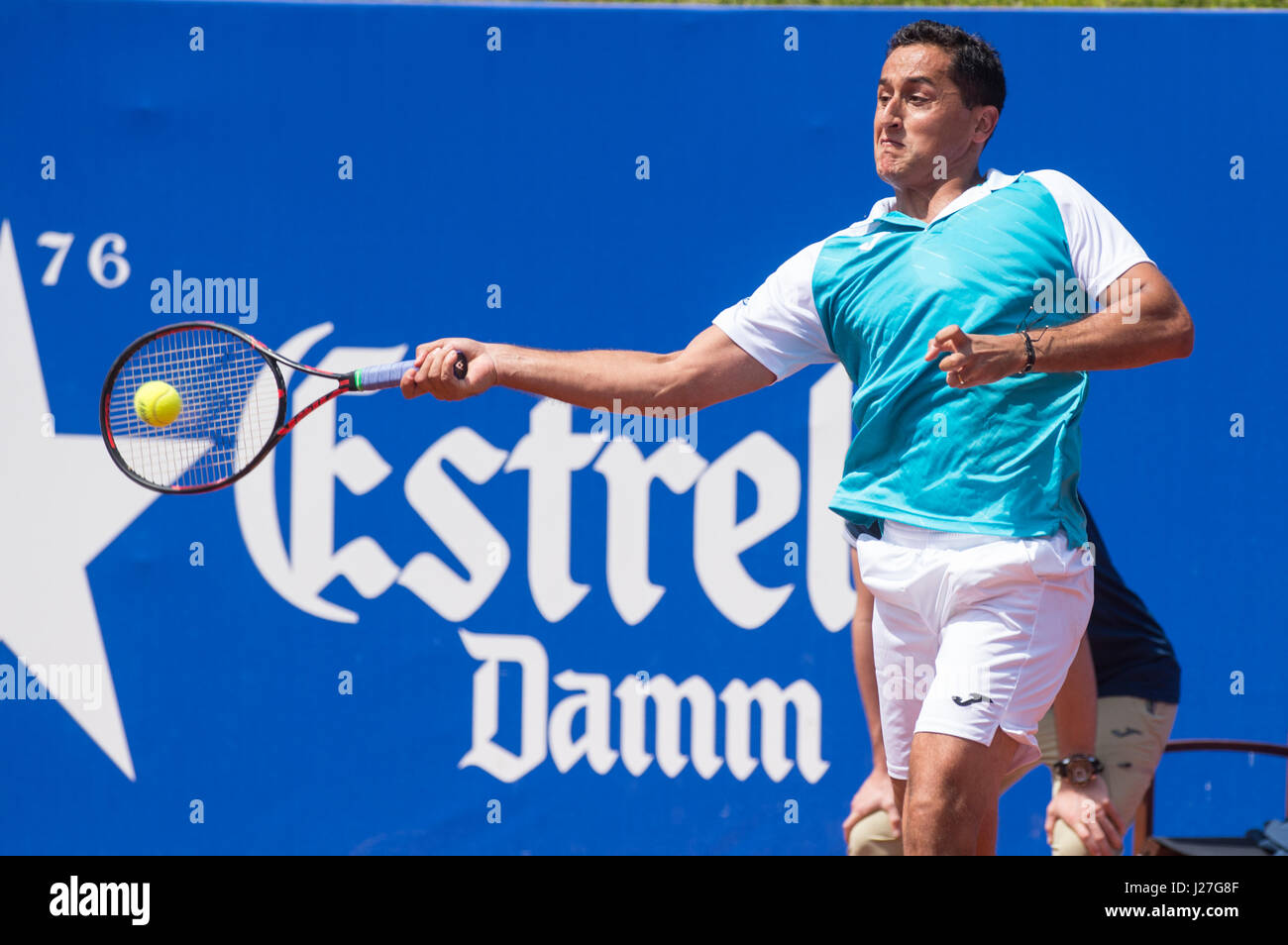 Barcellona, Spagna. Xxv Aprile, 2017. Lo spagnolo giocatore di tennis Nicolas ALMAGRO durante un secondo round gioco contro Alexander Zverev a "Barcelona Open Banc Sabadell - Trofeo Conde de Godó'. Credito: David Grau/Alamy Live News. Foto Stock