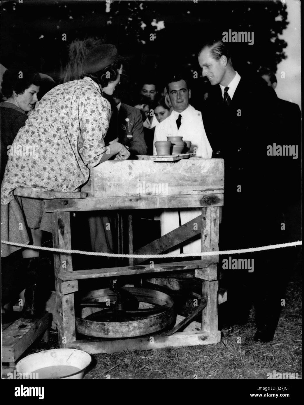 Ottobre 10, 1953 - ''TENERLO IN CORSO'', dice il duca. Con un sorriso, il Duca di Edimburgo dice ''mantenere va' a 23-anno-vecchio ENGLEFIELD DAPHNE DI WESTCOURT FARM, Bray come ha dimostrato la sua abilità da POTTERS DELLA RUOTA IN CORRISPONDENZA DEL ROYAL EST BERKS associazione agricola di un centesimo spettacolo al MOOR FARM, HOLYPORT, BERKSHIRE, oggi 24 Ottobre. (Credito Immagine: © Keystone Press Agency/Keystone USA via ZUMAPRESS.com) Foto Stock