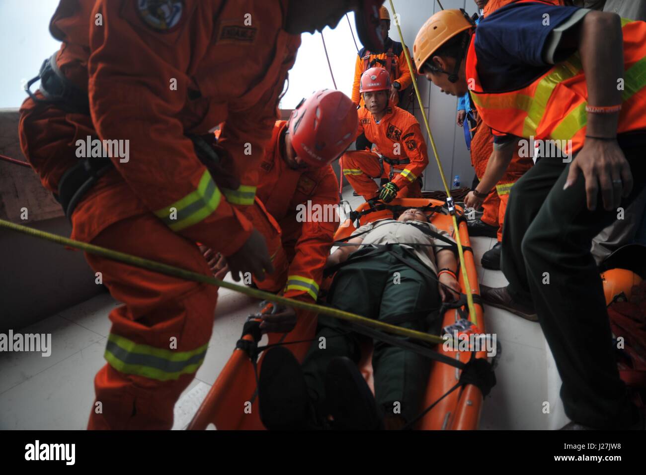 Jakarta, Indonesia. 26 apr, 2017. Salvataggio i membri partecipano a un trapano detenute dall Indonesia National Disaster Management Authority (BNPB) durante la catastrofe nazionale il giorno di preparazione di Jakarta, Indonesia. Aprile 26, 2017. Nazionali di preparazione alle situazioni di emergenza giorno è commemorato ogni 26 Aprile in Indonesia. Credito: Zulkarnain/Xinhua/Alamy Live News Foto Stock